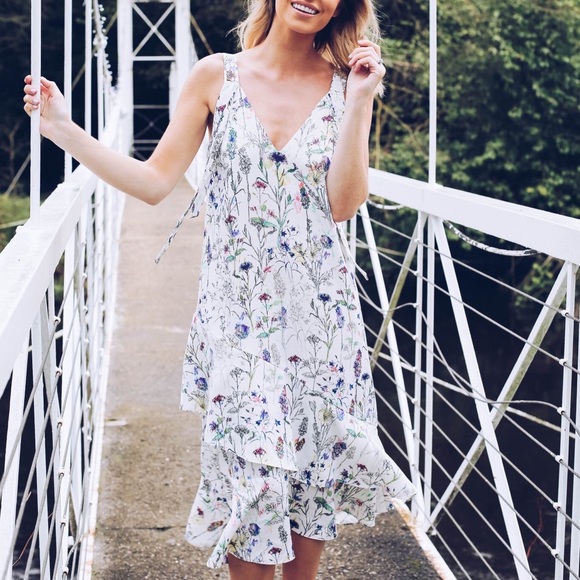 H&M Dresses & Skirts - H&M Crêpe Floral Ruffle Hem Midi Dress Size 6